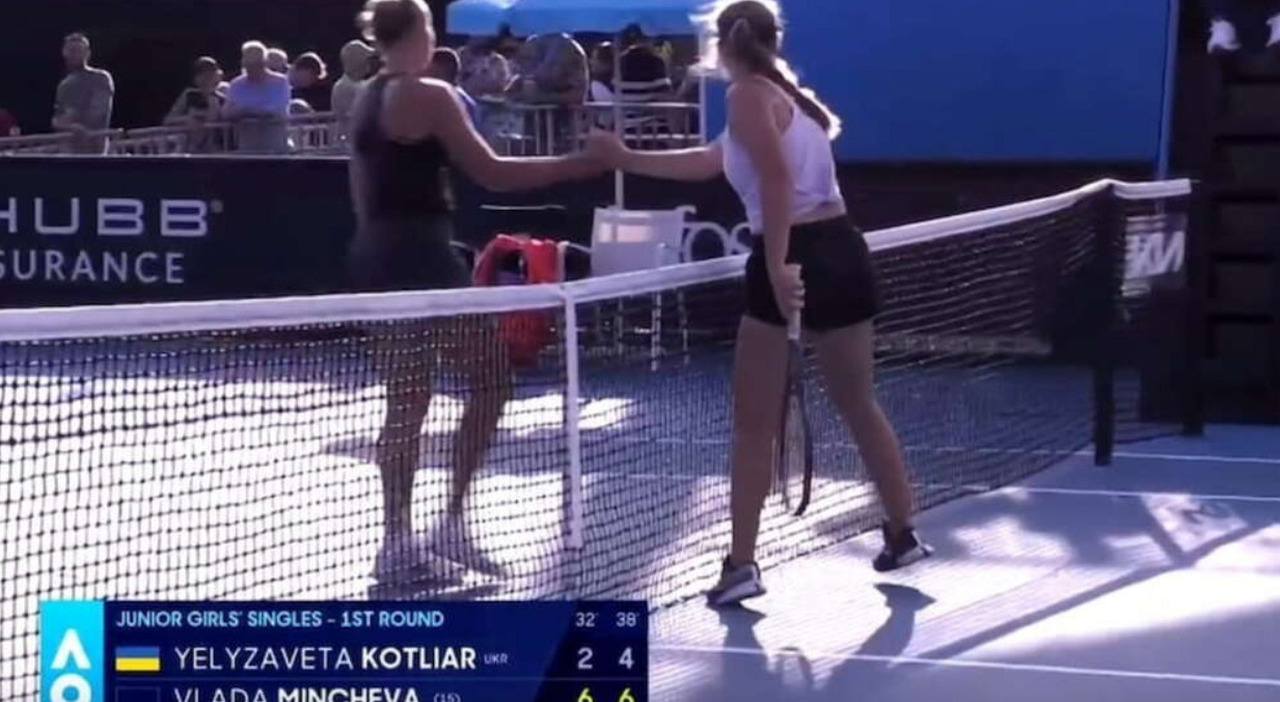 Polémica en Ucrania por el saludo de una joven tenista a su rival rusa en el Australian Open