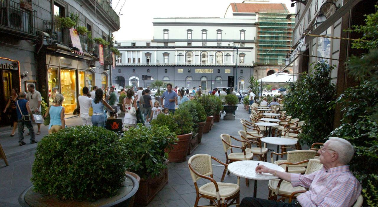 Centro storico di Napoli, la svolta: «Meno ristobar nei vicoli ma è boom in periferia»