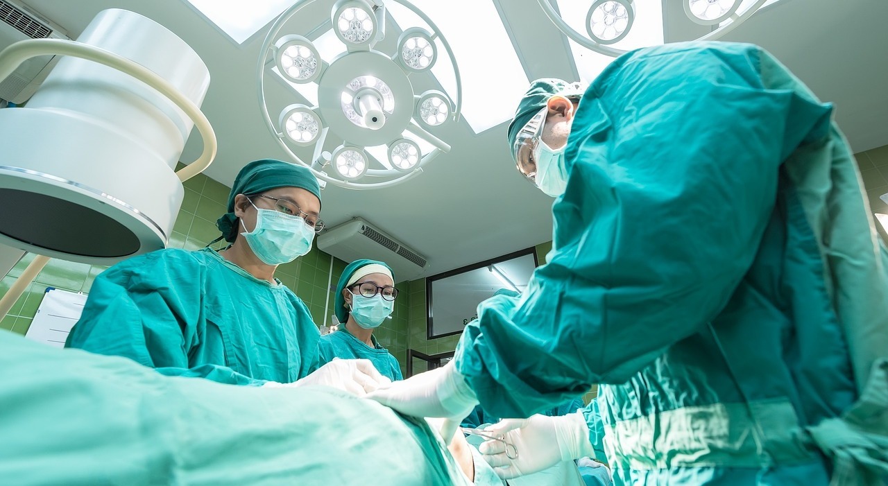 il medico lascia la sala operatoria durante l’intervento chirurgico