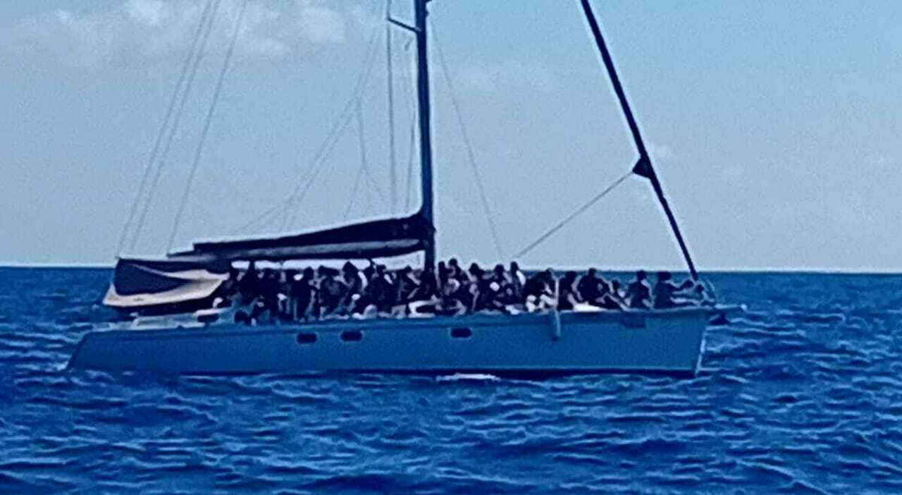 Barca a vela con a bordo 80 migranti intercettata al largo di Leuca: ok allo sbarco