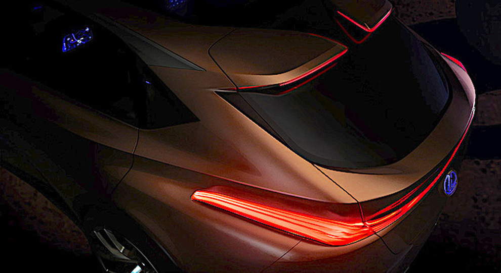 L'immagine diffusa da Lexus del nuovo crossover top di gamma che verrà presentato al prossimo salone di Detroit