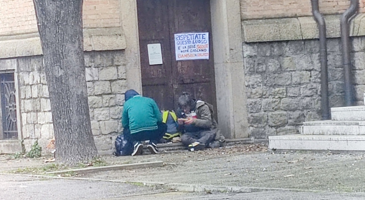 Mestre, il condominio installa il filo spinato per proteggersi dagli  sbandati