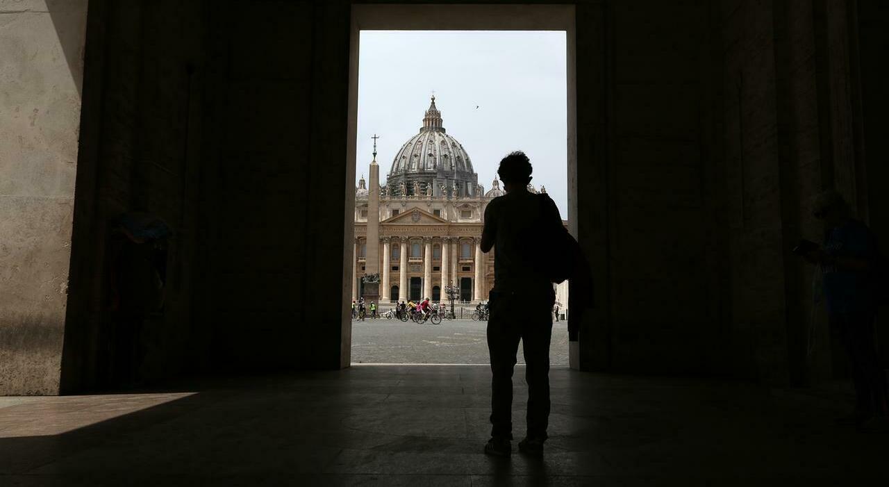 Papa Francesco, i complottisti del Vaticano pensano al conclave e mettono in giro (false) notizie sulla sua salute: chi sono