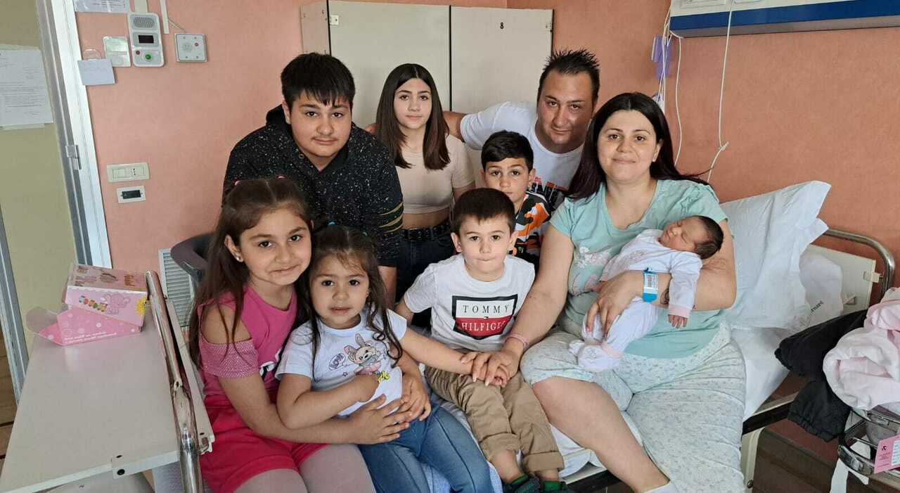 Famiglia con 7 figli a Foggia, è nata Filomena. I genitori: «È difficile, ma non ci annoiamo»