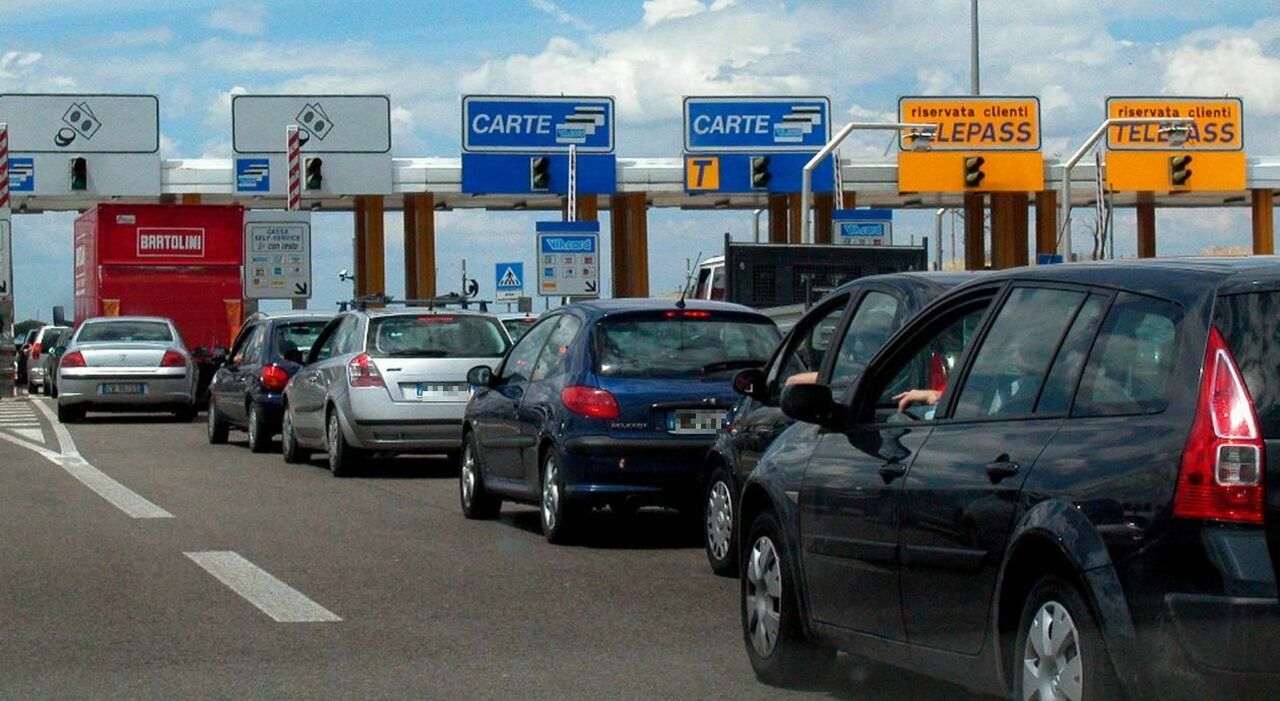 Autostrade, da oggi i mini aumenti: le tratte dove le tariffe restano invariate. Il Mit: «Nessuna stangata»