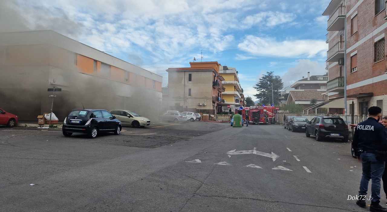 Dipendente ferito con ustioni serie mentre una palazzina è avvolta dalle fiamme.