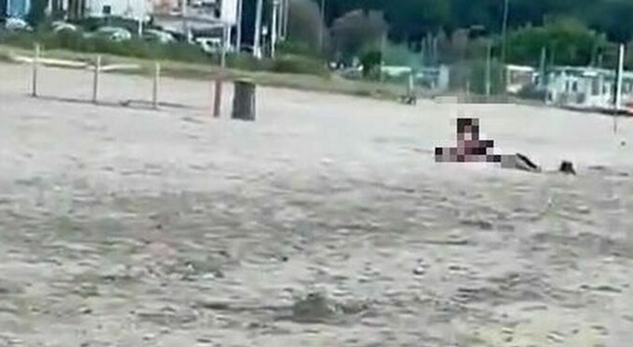 Baia Flaminia a luci rosse: sesso in spiaggia in pieno giorno in mezzo ai  passanti. Guarda il video virale