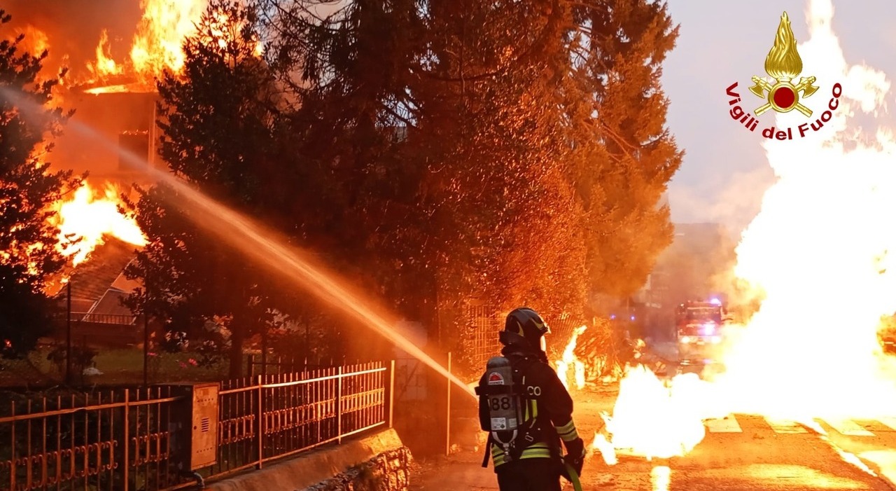 Esplode e crolla casa di tre piani per una fuga di gas. Una persona risulta dispersa, sul posto i vigili del fuoco