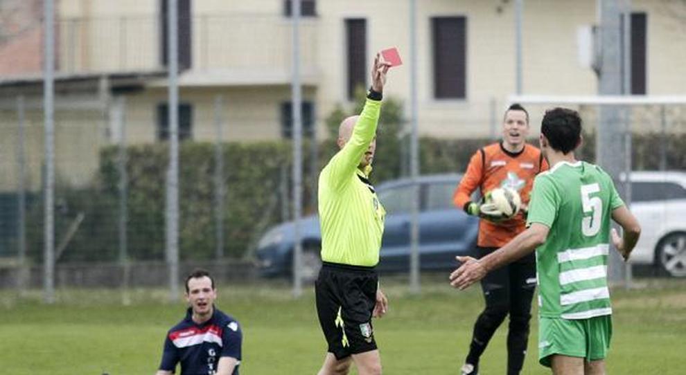 L'arbitro sbaglia, sospeso per 20 giorni