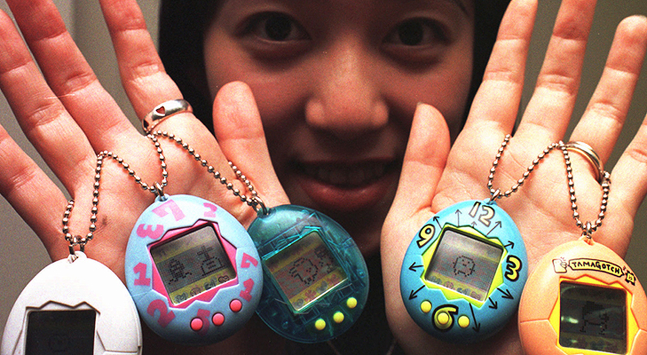 Tamagotchi, torna sul mercato in versione moderna l'animaletto virtuale simbolo degli Anni '90. Ecco cosa è cambiato