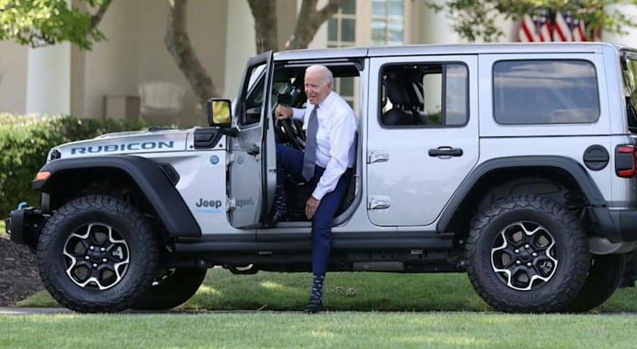 Il presidente Joe Biden mentre scende da una Jeep Wrangler EV