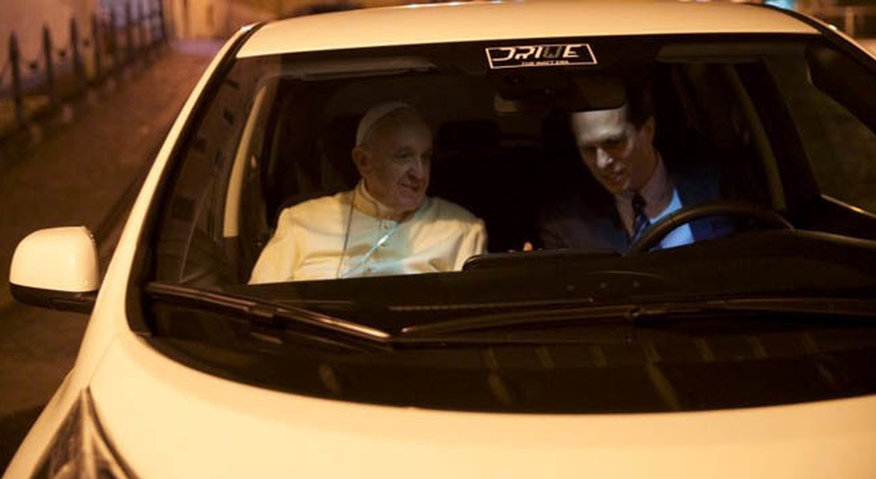 Papa Francesco a bordo della Nissan Leaf