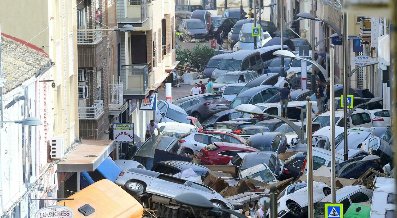 Alluvione a Valencia, oltre 95 morti: «In 8 ore la pioggia di un anno». Può accadere anche in Italia? L