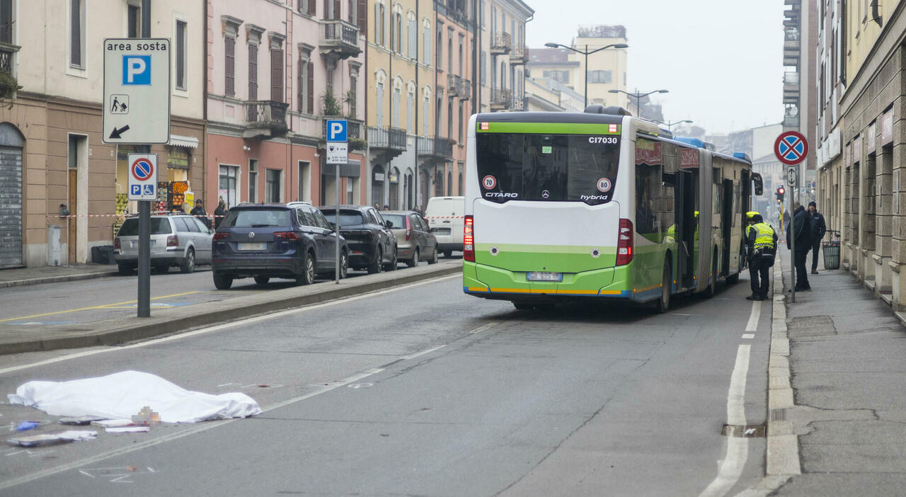 Elisa Marchesini investita e uccisa dal bus a 15 anni, cosa è successo: le strisce e il semaforo rosso. «L