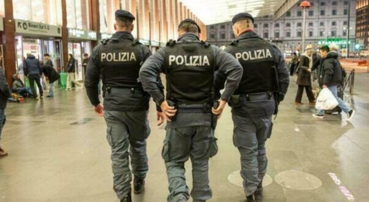 Medico soccorre un passeggero colto da malore sul treno, i vicini di ...