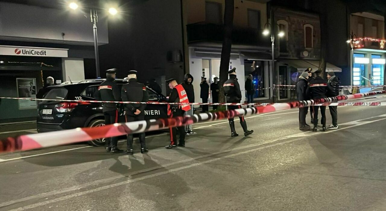 Rimini, accoltella quattro persone in strada e aggredisce i carabinieri: ucciso dai militari