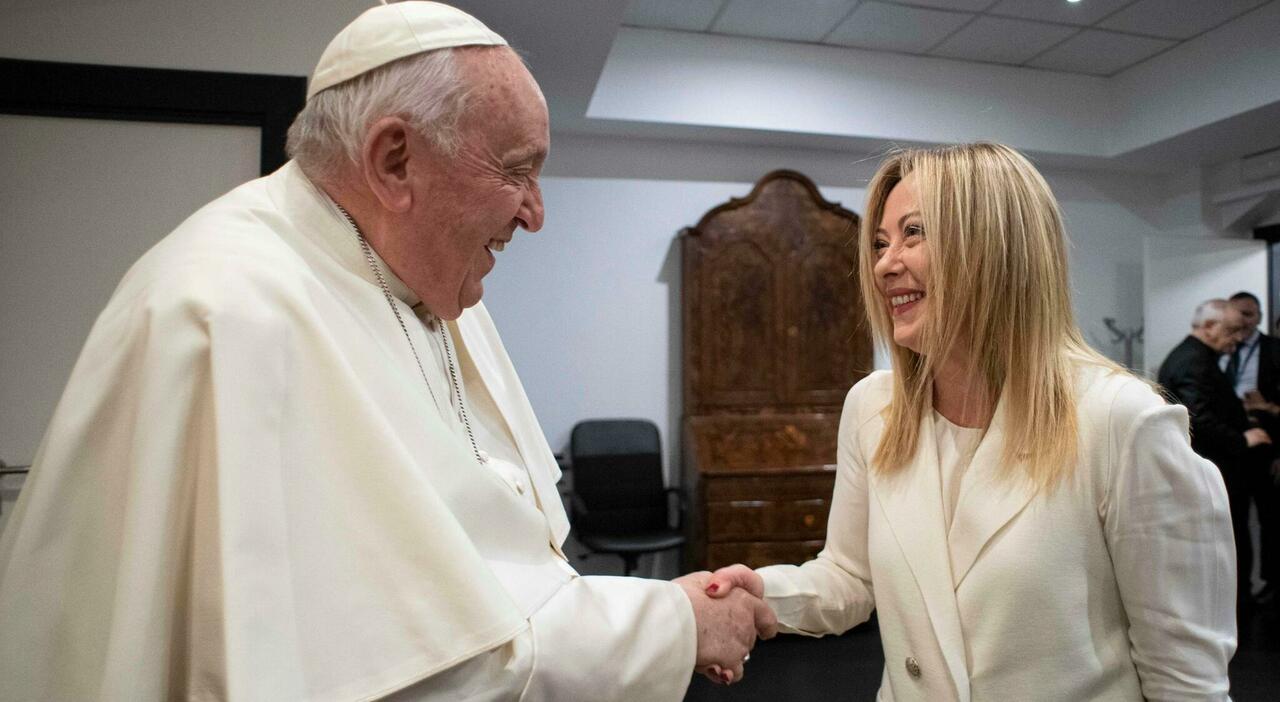 Papa Francesco, la salute migliora: il cuore regge bene. Meloni gli fa visita in ospedale: «Scherza come sempre»