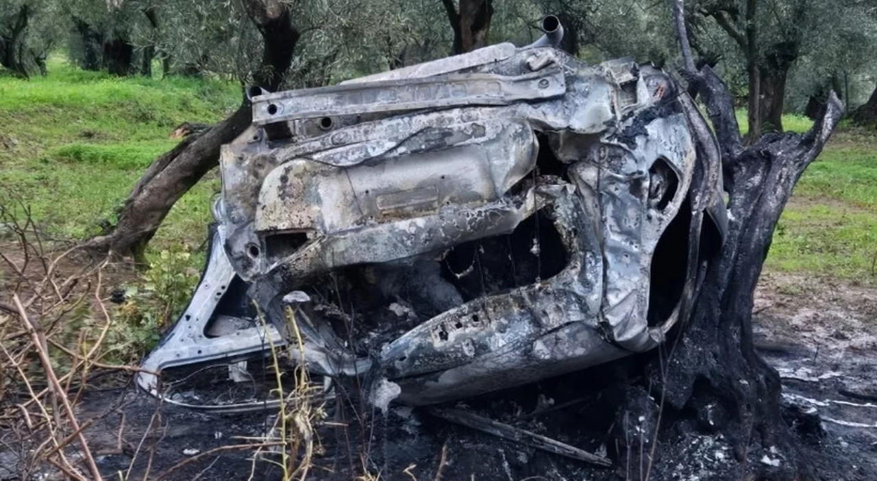 Auto fuori strada prende fuoco: morte due ragazze in provincia di Catanzaro: Maria Sonetto e Anna Pileggi avevano 17 e 18 anni