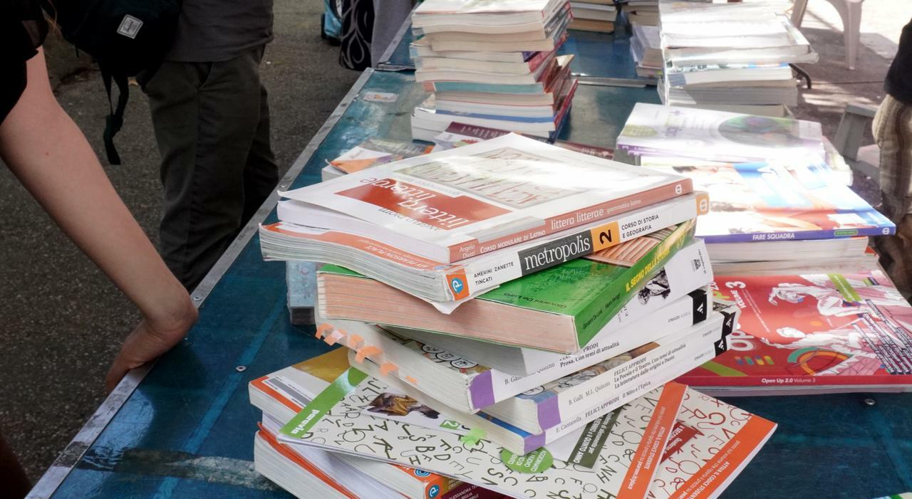 Scuola e caro libri, quasi 600 euro a famiglia per i testi obbligatori. L