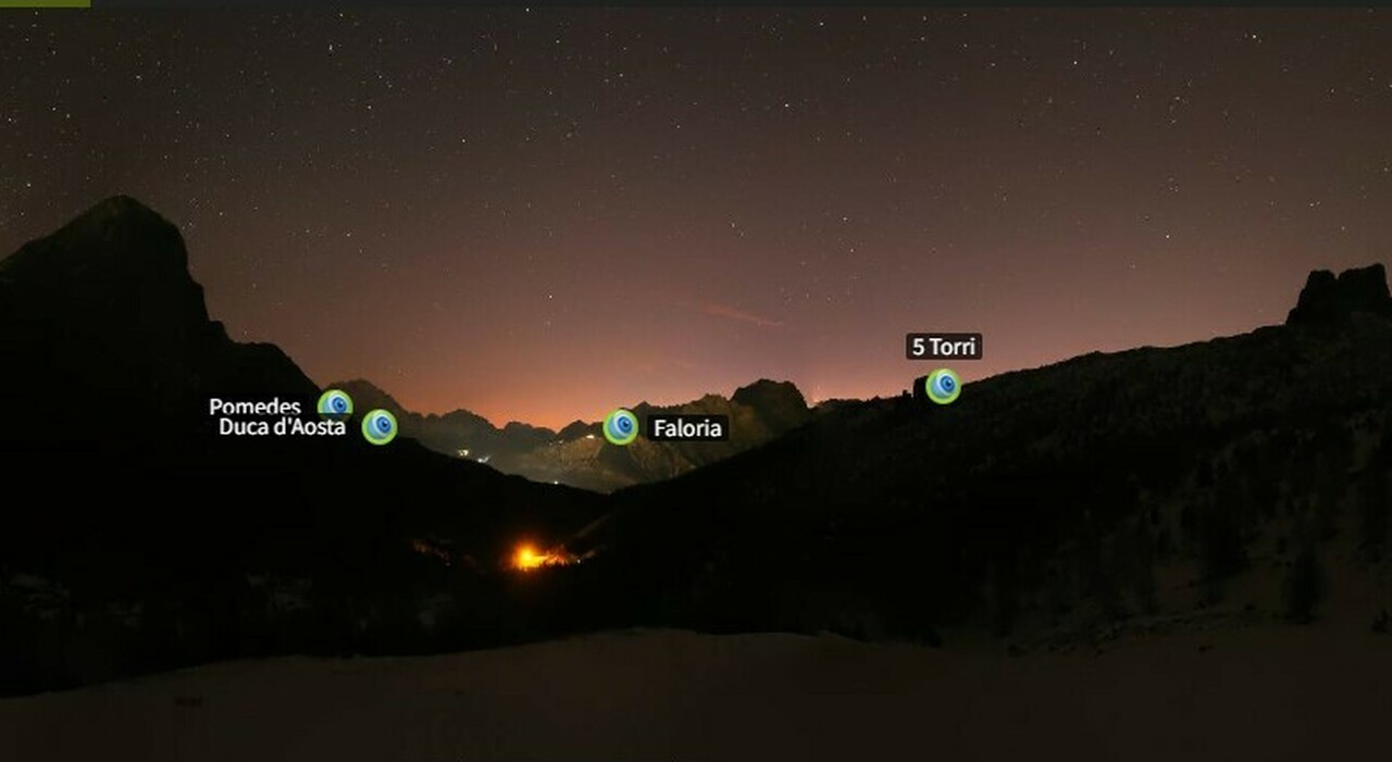 Aurora boreale sulle Dolomiti, il nuovo anno inizia con un cielo tinto di rosa