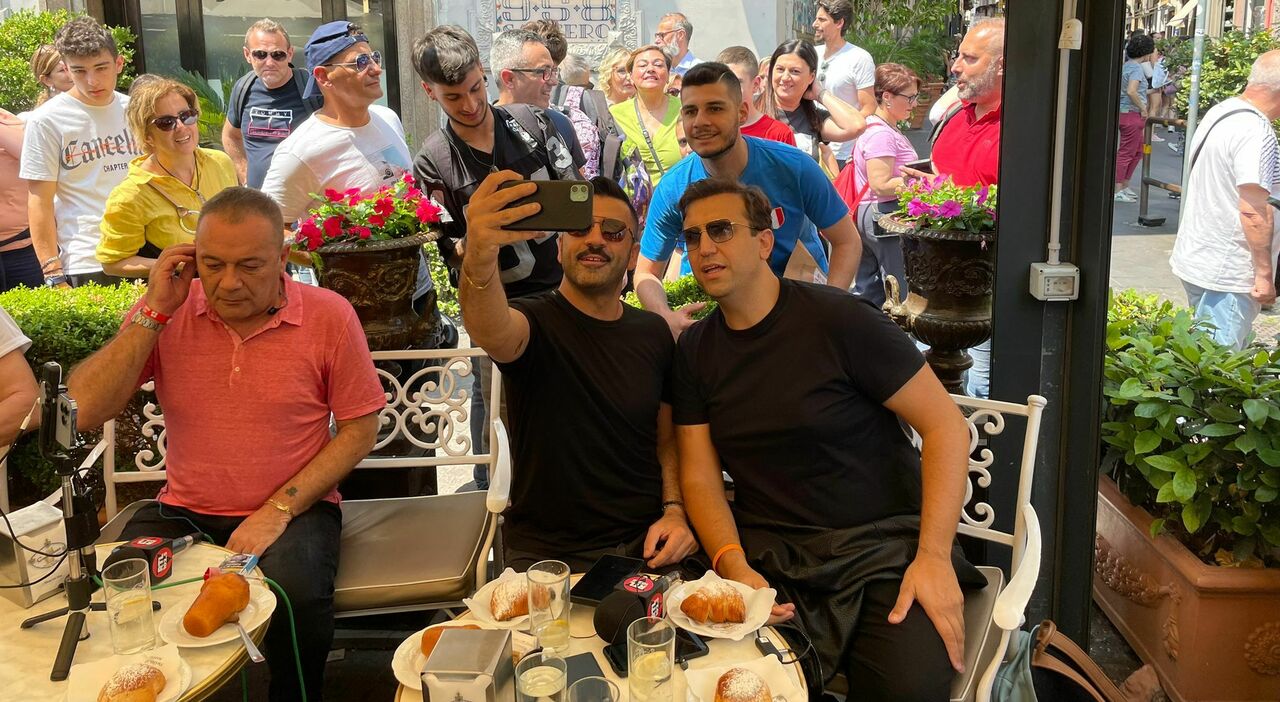 Ο Pio και ο Amedeo στο Gambrinus στη Νάπολη, selfie και show στην πλατεία