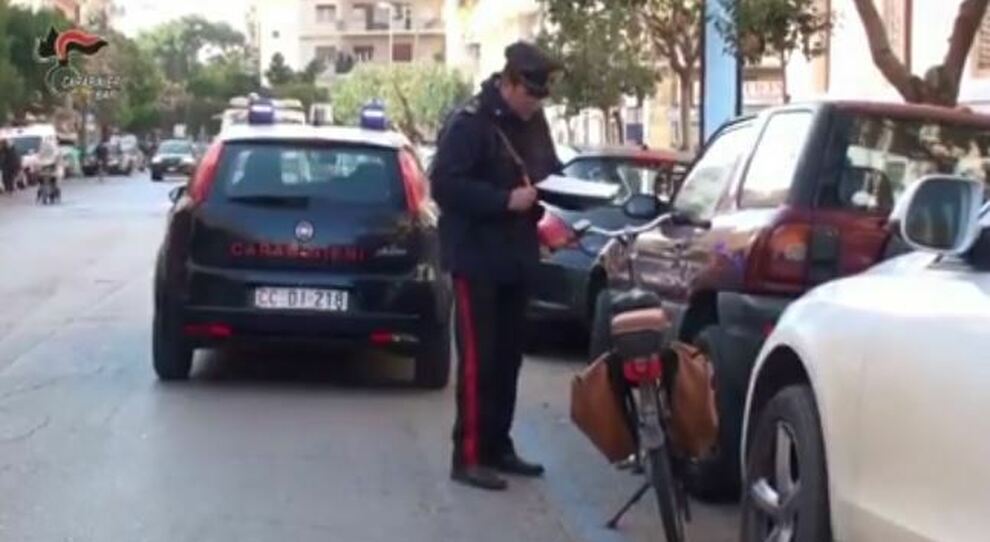 Un controllo dei carabinieri ad una bicicletta