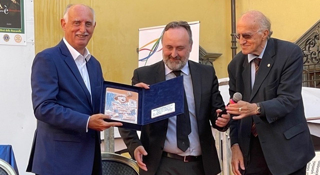 Da sinistra Carlo Cavicchi con il coordinatore del premio Ignazio Landi