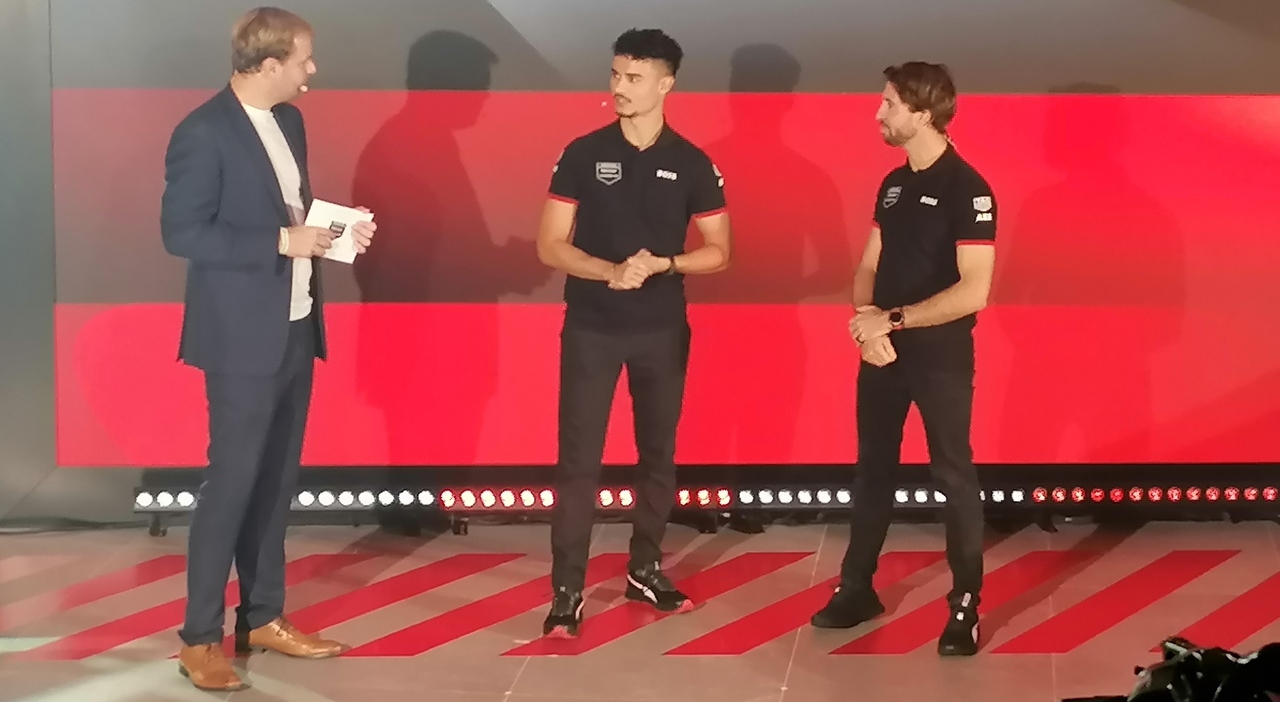 Antono Felix Da Costa (sulla destra) e Pascal Wehrlein al Porsche Experience Center di Franciacorta in occasione della presentazione della Gen3 99X electric