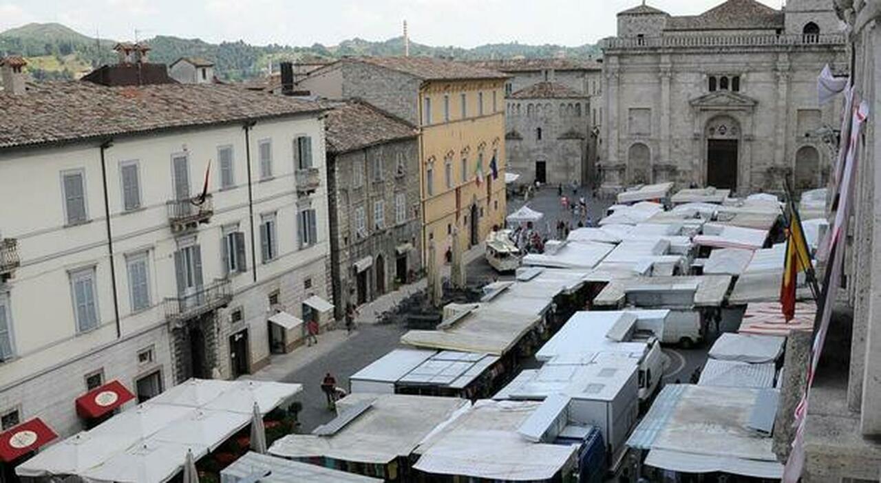 Addio a piazza Arringo: le bancarelle traslocano lungo corso Trieste