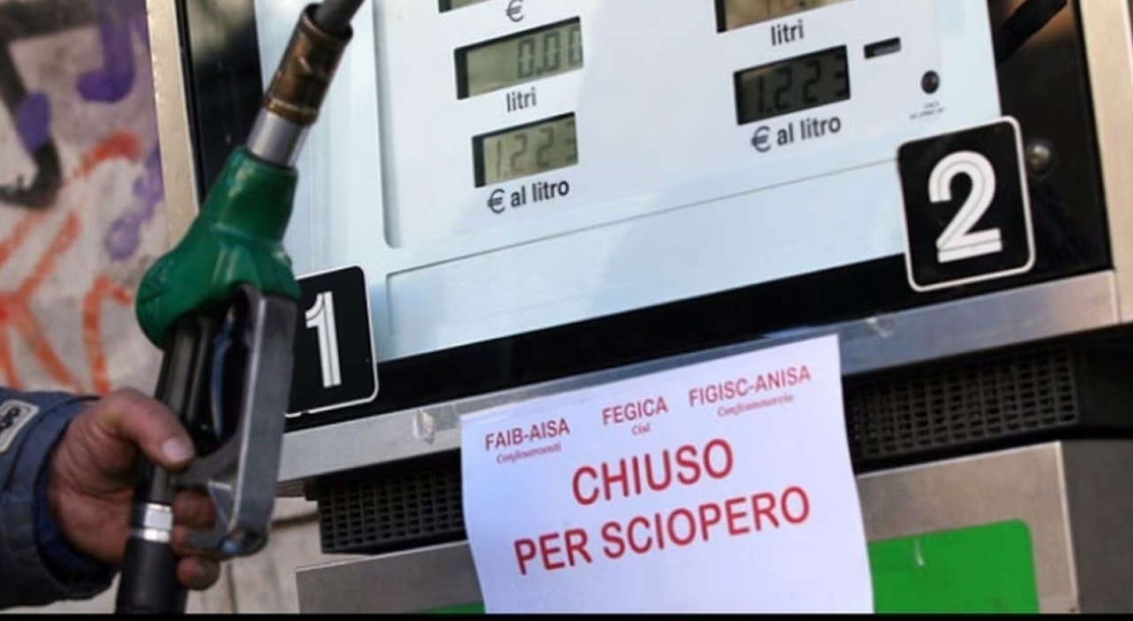 Un distributore di benzina chiuso per sciopero