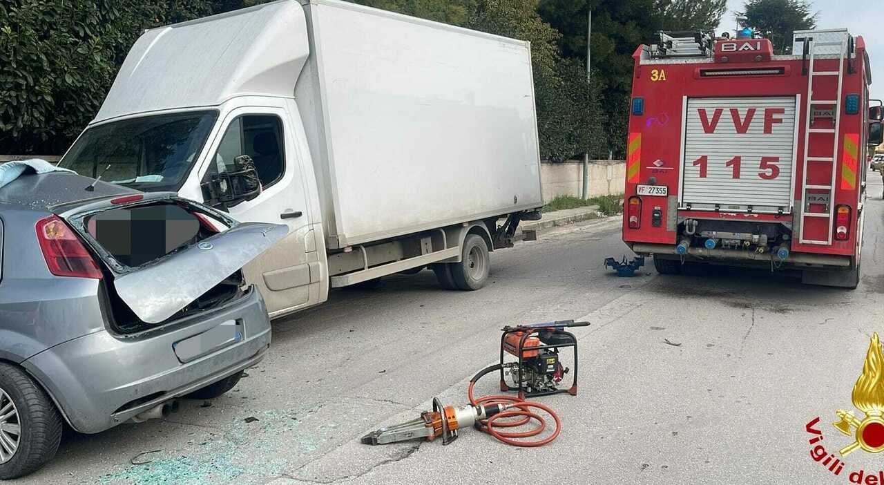 Incidente ad Aversa, scontro auto furgone: morto un 31enne