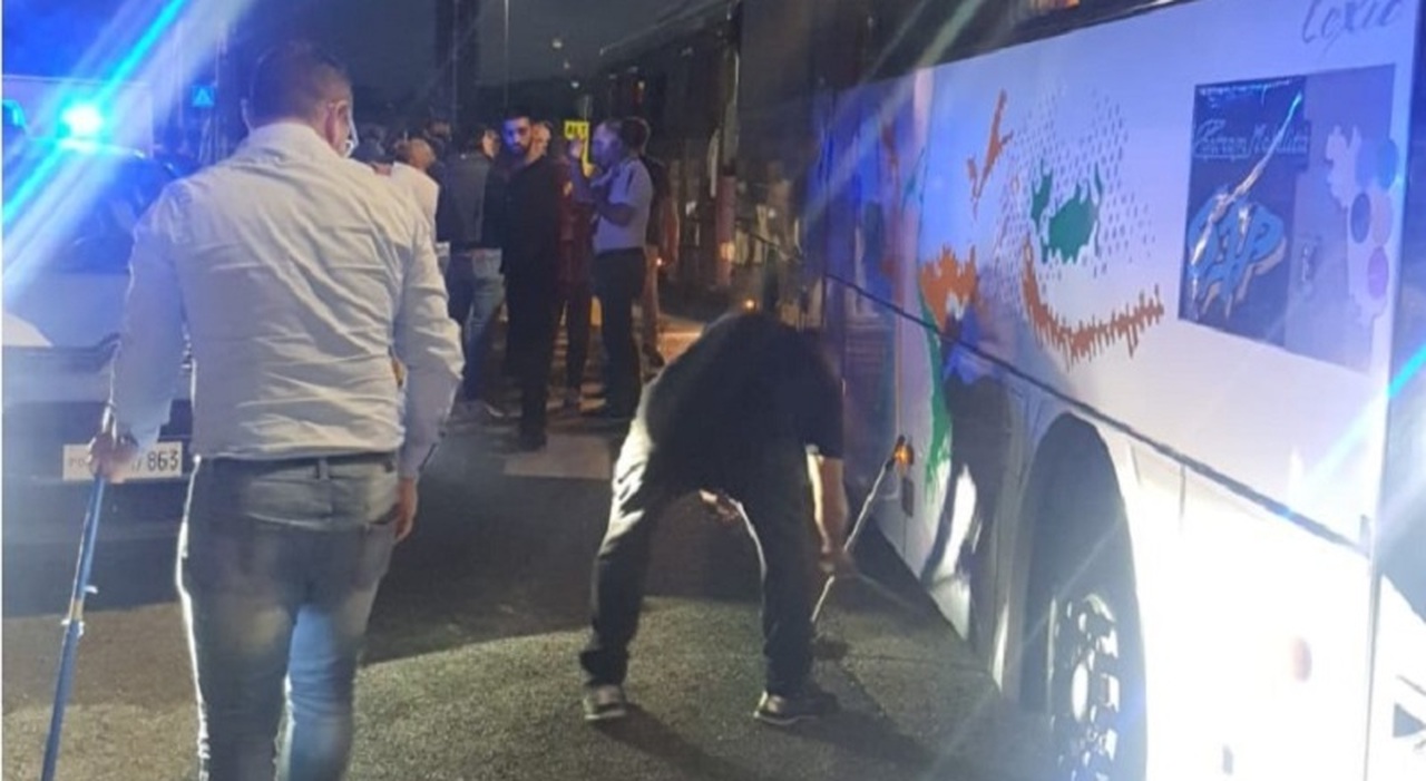 Sassaiola contro i bus dei recanatesi: sfondato un vetro, terrore a bordo. Colpito il pullman dei bambini del settore giovanile