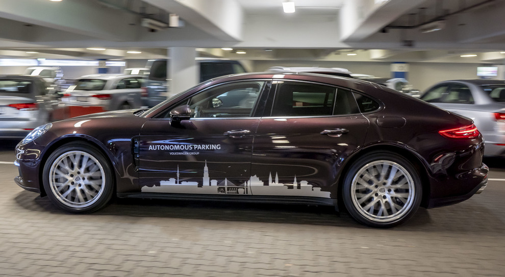 Una Porsche Panamera mentre parcheggia da sola