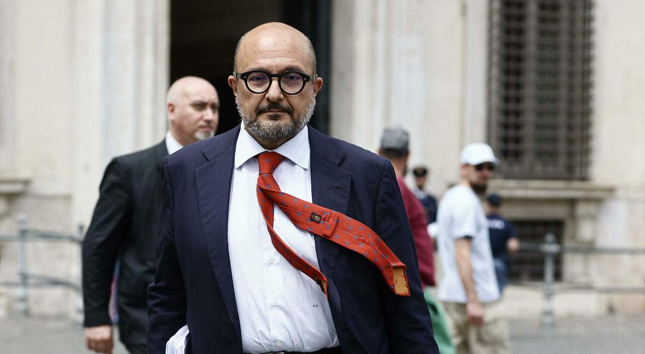 Sangiuliano si dimette, la lettera a Meloni: «Lavoro macchiato da gossip». E ai ministri: «In lacrime vi abbraccio tutti». Giuli nuovo ministro della Cultura