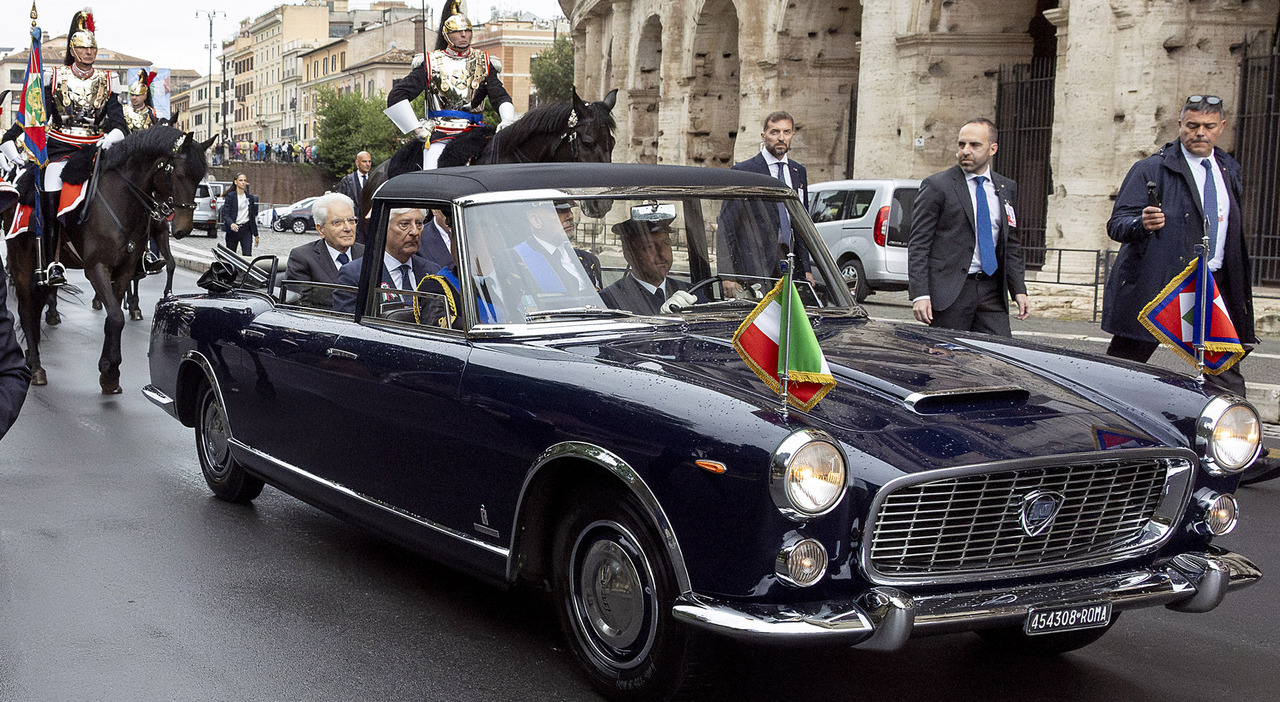 Il Presidente Mattarella su una delle quattro Flaminia Presidenziali del 1961 durante la parata del 2 Giugno