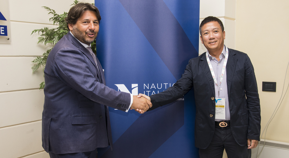 A sinistra Lamberto Tacoli, presidente di Nautica Italiana, e del neo partner cinese Chen Yuntao, vice presidente del gruppo asiatico VISUN