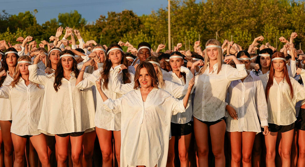 Rivoluzione Miss Italia: per la finale niente costume da bagno. Tutte le concorrenti indosseranno una camicia bianca