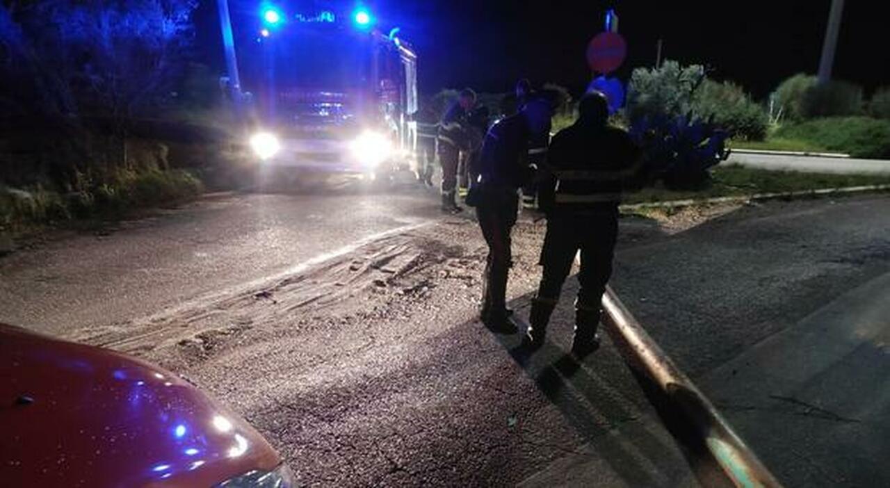 Un palo cade sull?auto, illeso il conducente. Tragedia sfiorata e allarme a Casarano, è il settimo caso