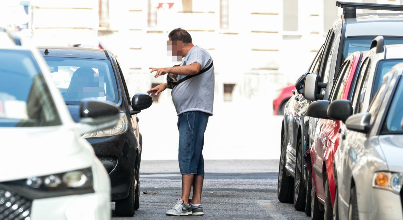 Parcheggiatori abusivi a Napoli, sospensione della patente ai clienti: la proposta spacca la città