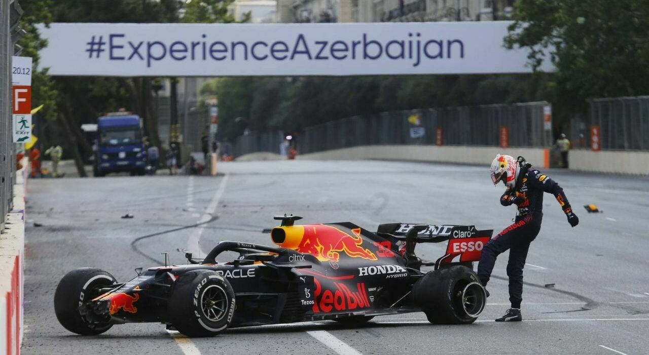 Nella foto, Max Verstappen dopo l'incidente di Baku determinato dal cedimento della gomma posteriore sinistra