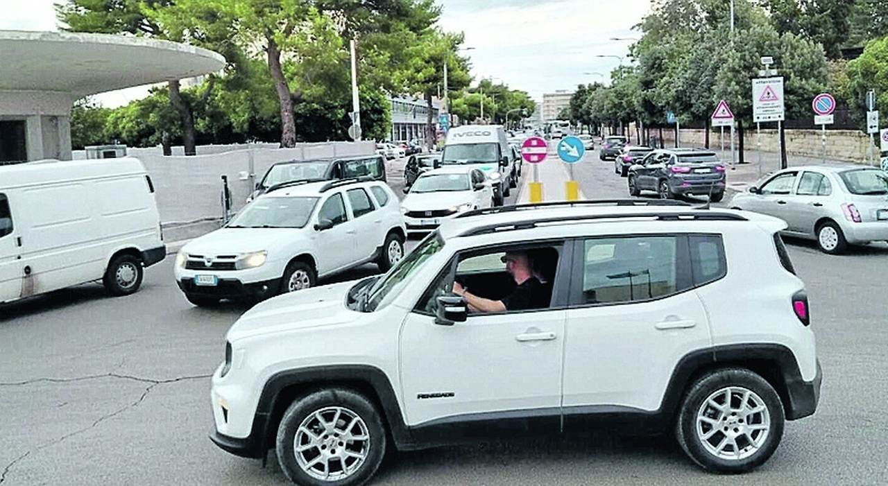 Assediati da auto e smog, 5mila vetture in più ma 1.500 parcheggi in meno #adessonews