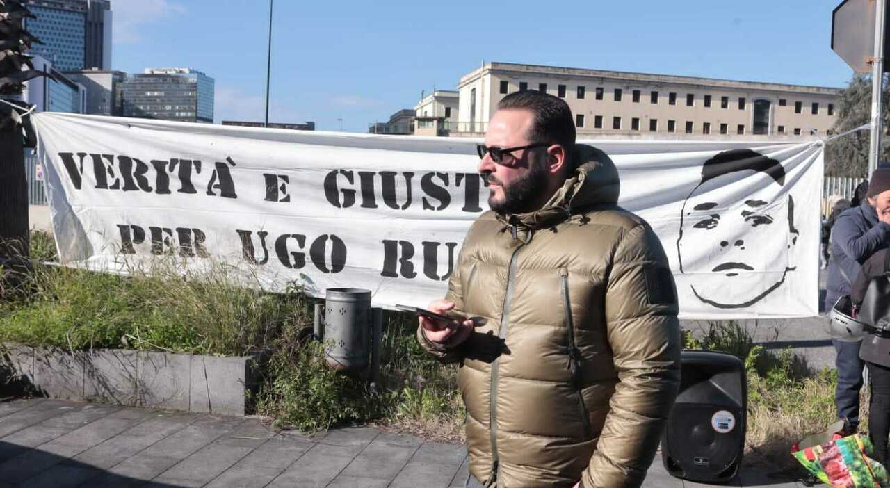 Ugo Russo, udienza rinviata. Fratello e genitori parte civile: «Non abbiamo deciso se cancellare il murale, aspettiamo il Comune»