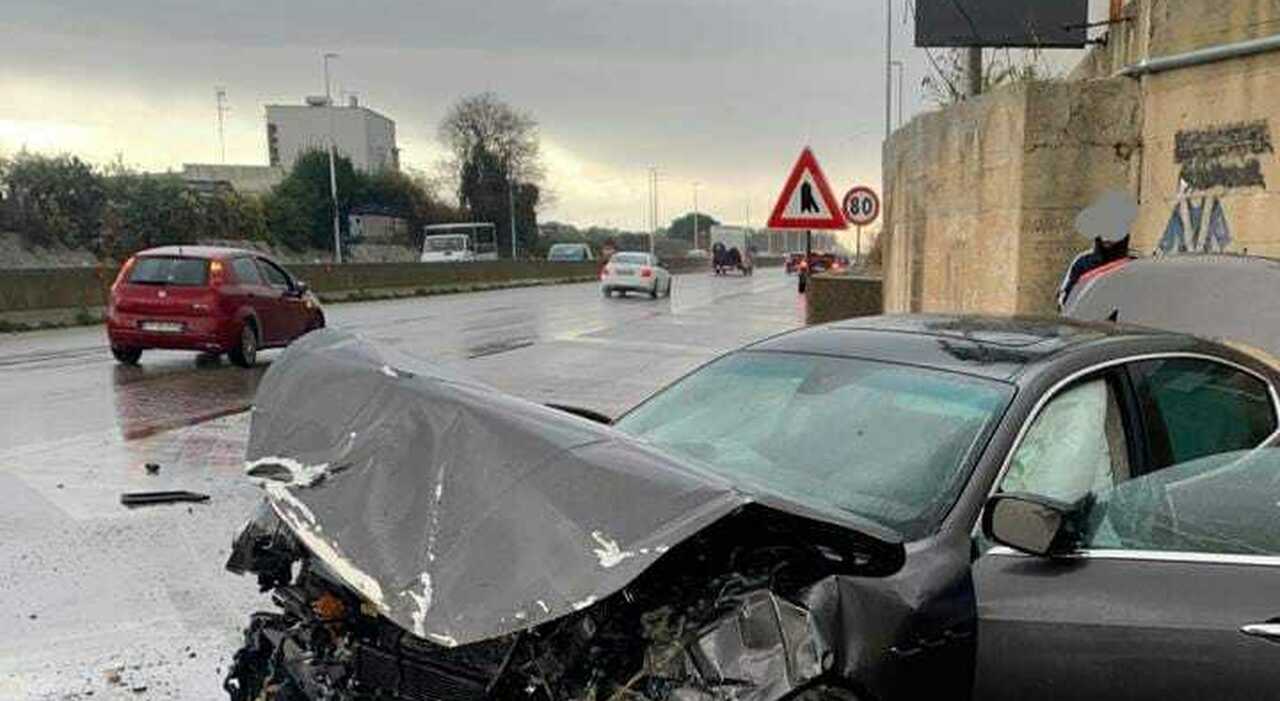 Va a sbattere sulla superstrada: Maserati distrutta