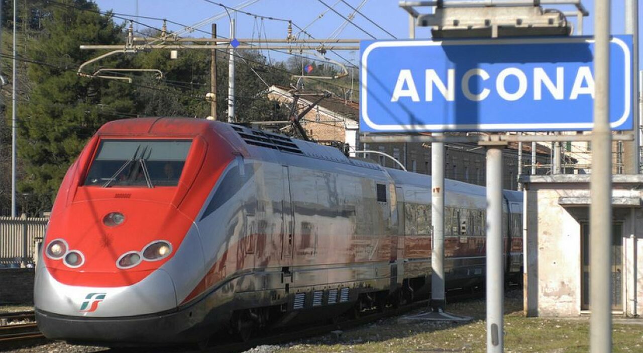 Serpente nel Frecciarossa, paura tra i viaggiatori. Cambio di treno, momenti concitati alla stazione di Ancona VIDEO