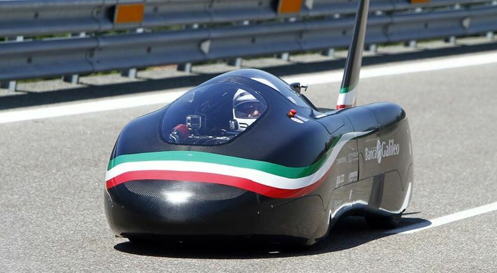Blizz Primatist, l'auto elettrica di ultima generazione progettata e realizzata da un team tutto italiano sull'anello di Nardò