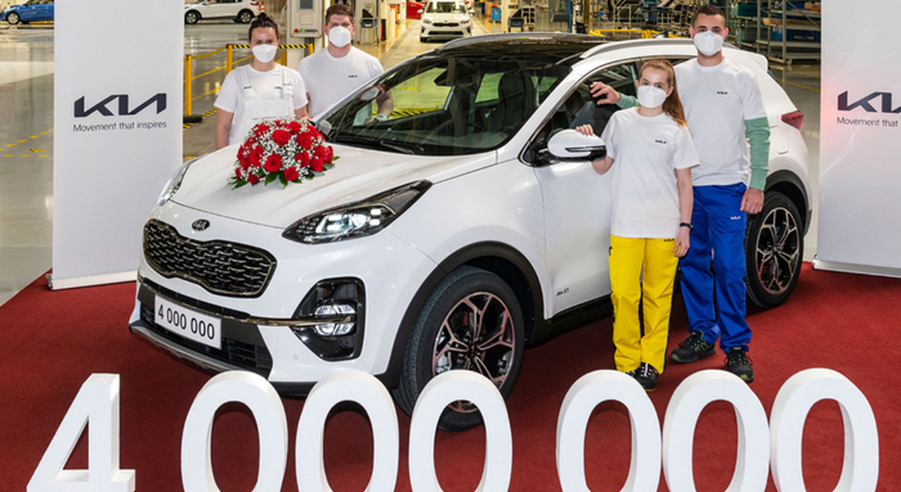 Il suv Sportage di colore bianco nello stabilimento Kia di Žilina in Slovacchiache ha raggiunto in questi giorni l'importante traguardo dei 4 milioni di auto prodotte