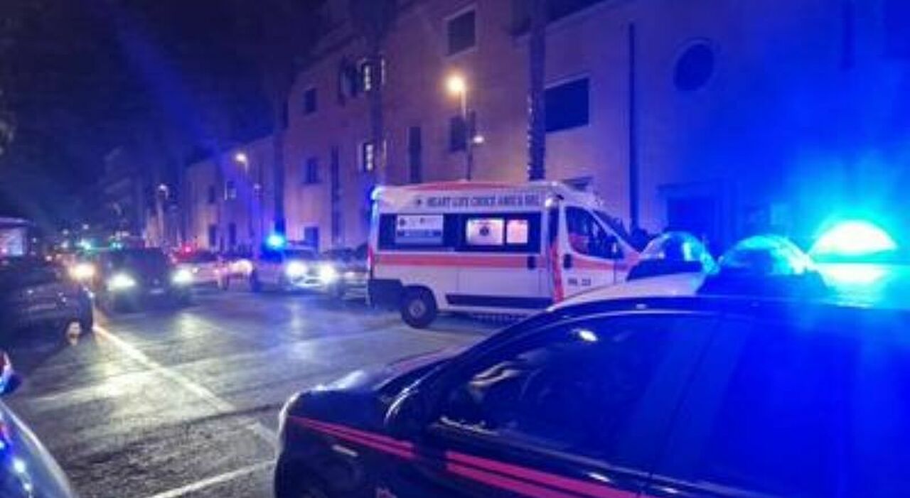 Maxi rissa tra ragazzini, due 16enni si accoltellano in pieno centro: uno è gravissimo