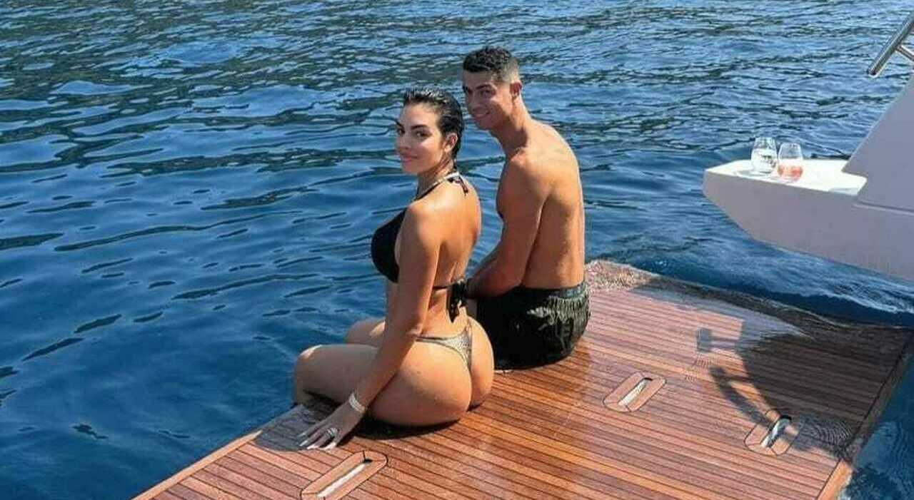 Ronaldo e Georgina affiancati da una barca con una coppia nuda che si  bacia: cosa è successo