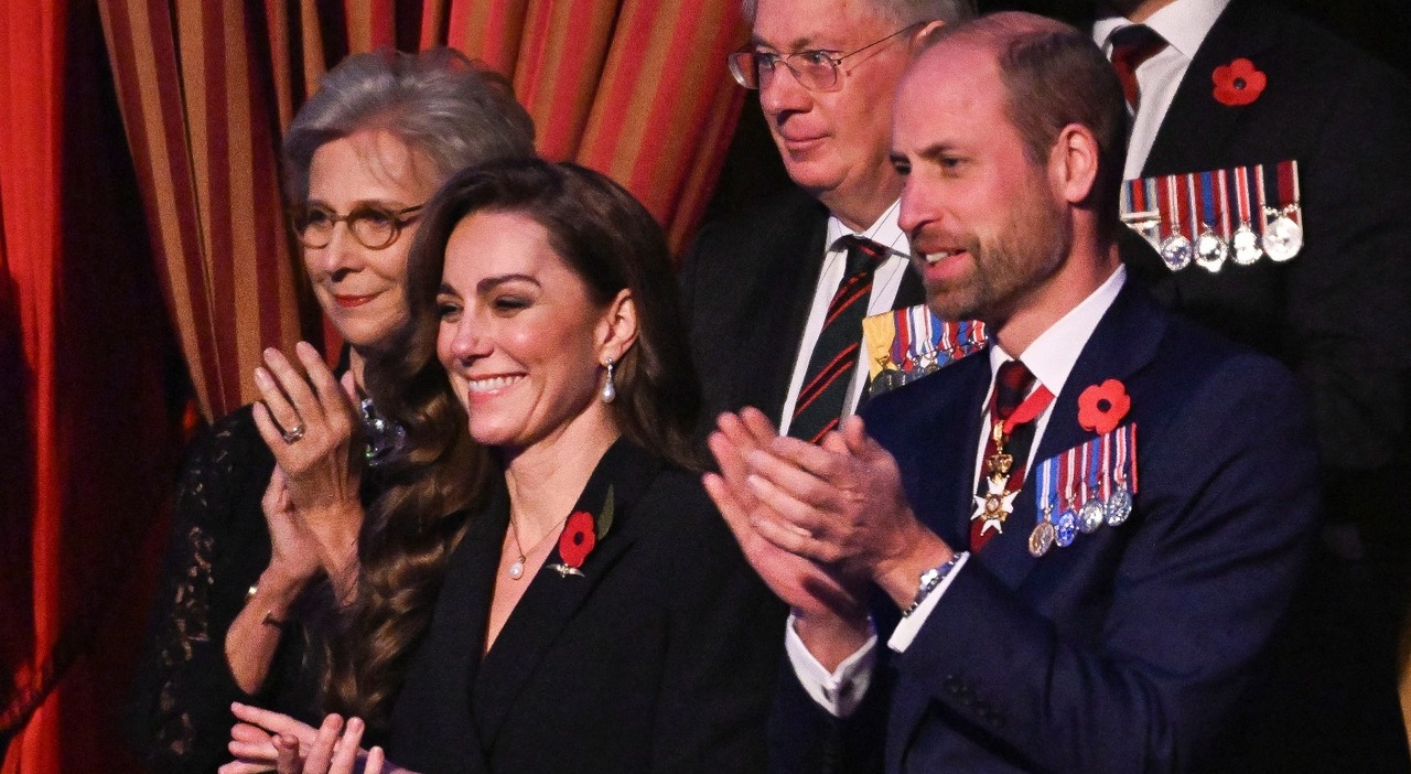 Kate Middleton, prima uscita pubblica dopo la chemio: abito nero e papavero rosso al fianco di William, assente Camilla (ancora malata)