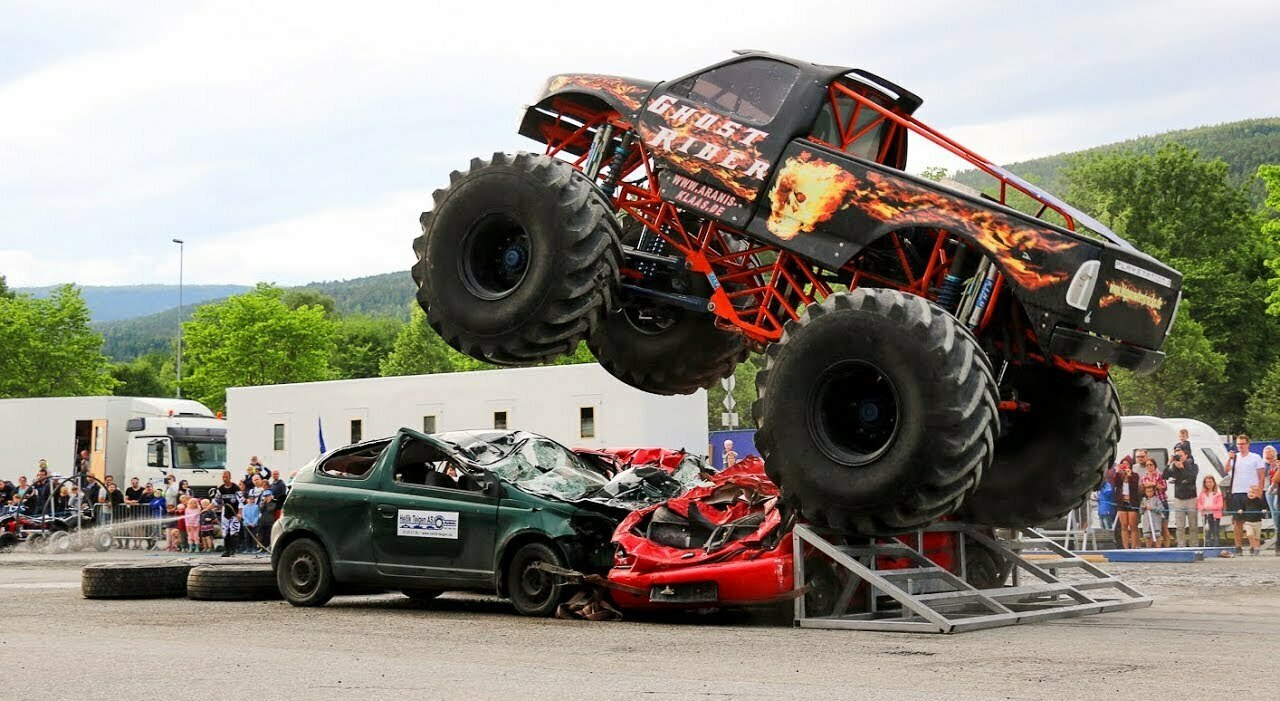 Un'esibizione di monster truck